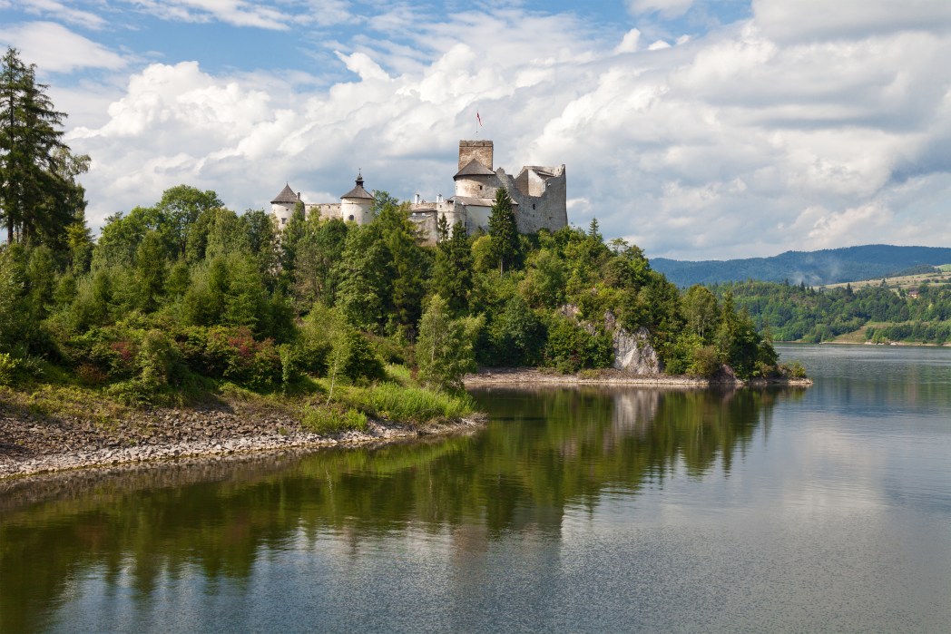 Вместе с замком в Чорштыне они гордятся крутыми склонами над водами озера Чорштын, созданного на реке Дунаец