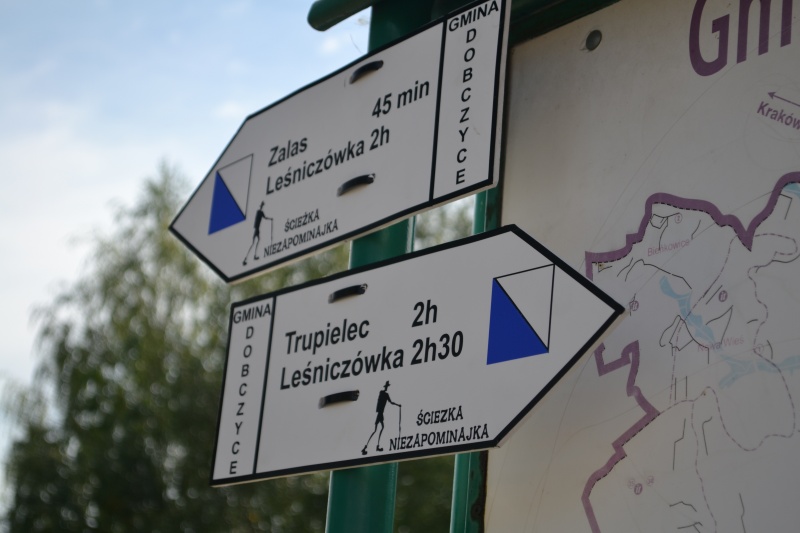 Была отремонтирована живописная прогулочная тропа длиной 12 км «Niezapominajka» в Корнатке (работы были выполнены в августе 2015 года)