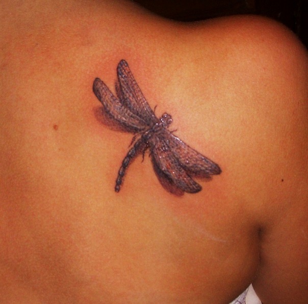 A las chicas les encantó mucho el tatuaje de libélula