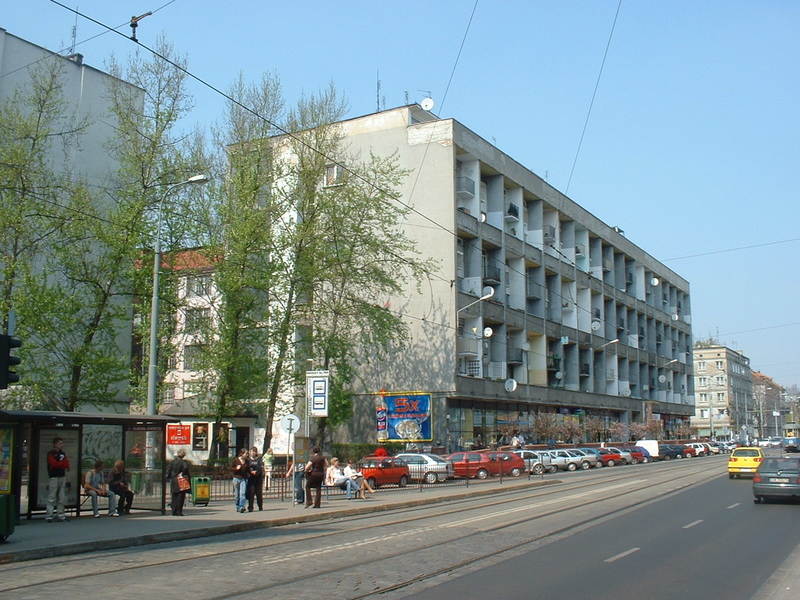 По модели   Архитектура Ле Корбюзье   и его «квартирные машины», здание является одним из самых оригинальных представителей послевоенного модернизма в Польше