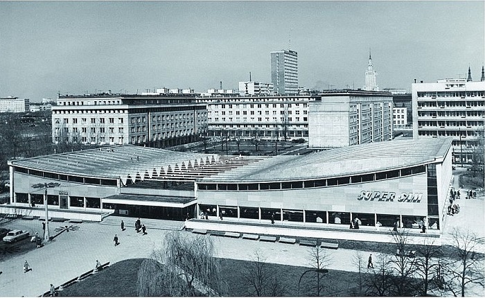 Здание, спроектированное Ewa и Maciej Krasiński, которое больше не существует сегодня, имело инновационную конструкцию крыши, расстегнутую на стальных канатах и ​​балках