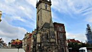 После полугодовой реконструкции в пятницу астрономические часы под названием Орлой вернулись к башне ратуши в старом городе Праги