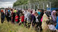 Газета указала, что суть спора касается отказа Венгрии - наряду с другими центральноевропейскими странами, включая Польшу, с принятием в обязательном порядке определенного количества иммигрантов, установленного Брюсселем