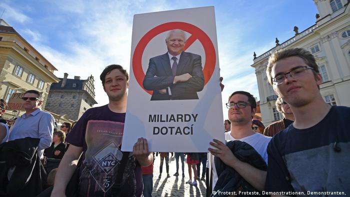 На Вацлавской площади в Праге большая протестующая толпа не собиралась так долго, как в прошлую среду (10