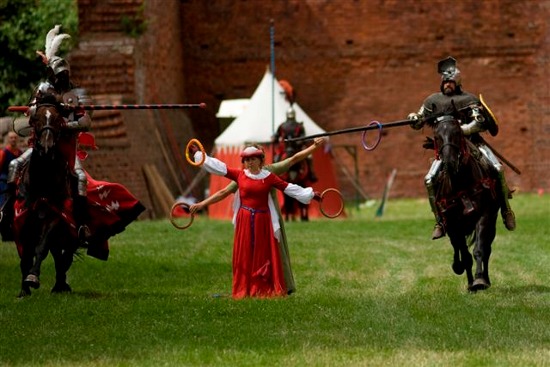 Проводятся музейные уроки, мастер-классы и развивающие игры, декорациями которых является территория замка