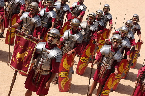 Со временем римлянам удалось адаптировать оружие и тактику от всех людей, с которыми они столкнулись, но чувствовали, что дисциплина и беспощадность были их реальным вкладом