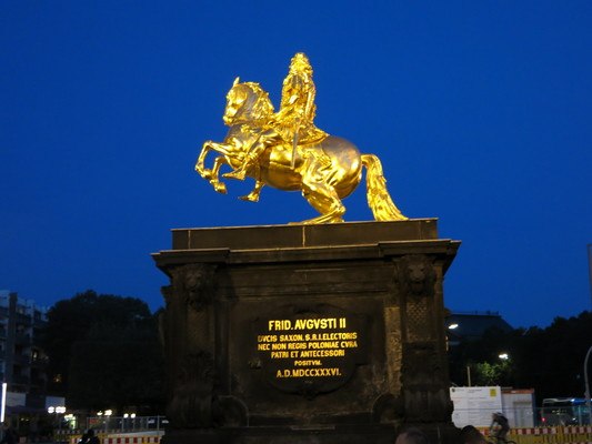 На слиянии Хауптштрассе с Рыночной площадью Нового города ( Neustadter Markt ) доминирует статуя Августа II Мокни на коне, так называемая  Золотой Всадник ( Goldener Reiter )