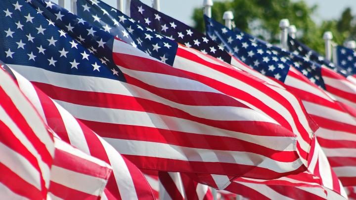 Когда отображаются флаги двух или более стран, они должны быть подняты из отдельных посохов одинаковой высоты, а американский флаг должен быть поднят первым и опущен последним