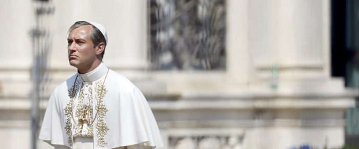 Пий XIII изначально имеет дело с революцией вокруг роли, которую он должен играть как папа