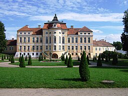 Дворец в Весово - это комплекс исторических зданий, которые были построены в усадьбе более 200 лет в результате смен владельцев и расширения усадьбы
