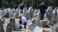 «Польские националисты и правые экстремисты в будущем могут быть обрызганы, оскорблены, оскорблены и обрызганы жидкостью для женщин, если преступники захотят выразить свое недовольство таким образом», - пишет German Tageszeitung