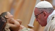 28 младенцев - 13 девочек и 15 мальчиков - крестили папу Франциска в воскресенье в Сикстинской капелле