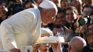 Хотя в 2014 году он предупредил мир, что «его понтификат будет коротким и не продлится дольше двух или трех лет», папа Франциск чувствует себя хорошо, и сейчас ему исполняется 81 год