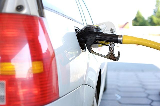 Чижевский считает, что изменение цены на нефть никогда не приводит непосредственно к ценам на топливо