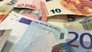 Евро, но без соответствующего контракта, также используют Черногорию и Косово