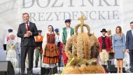 Во время своего выступления на Президентском фестивале урожая в Спале президент Анджей Дуда поблагодарил фермеров «за трудности их тяжелой работы, за их службу Польше и польскому обществу, за обеспечение того, что является бесценным, - продовольственной безопасности поляков»