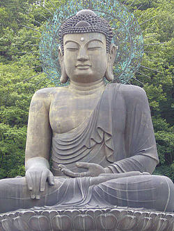 Затем Будда коснулся земли, приняв ее в качестве свидетеля, что символизирует решимость в стремлении к просветлению и достижению Нирваны или жеста победы над Мара