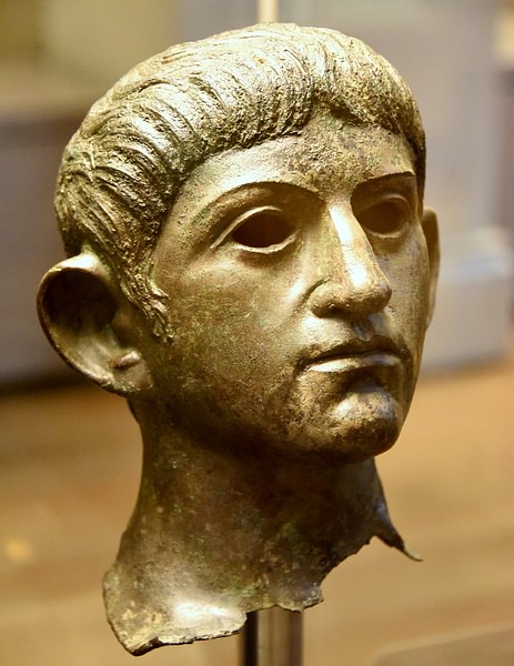 Самоубийство Нерона положило конец династии Хулио-Клавдия и положило начало периоду социальных волнений, известному как Год четырех императоров