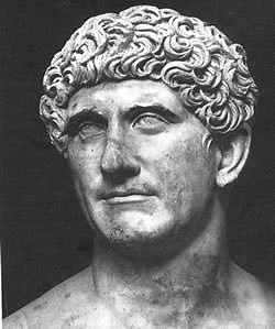 Известные фигуры, которые служили консулами, включают   Юлий Цезарь   ,   Марк Лициний Красс   ,   Помпей Великий   , а также   Марк Антоний   ,