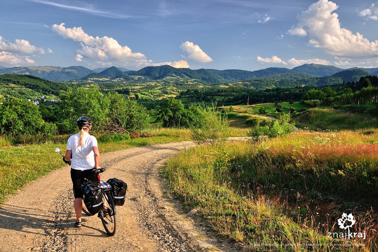 Румыния на велосипеде - оглавление   Слева, Poienile Izei, вдали, Роднянские горы   Самая недооцененная страна в Европе   Румыния, пожалуй, самая недооцененная поляками страна Европы