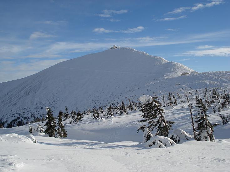 С вершины Снежки открывается живописная панорама, и в хорошую погоду видимость может достигать до ста километров, что более чем компенсирует трудности восхождения