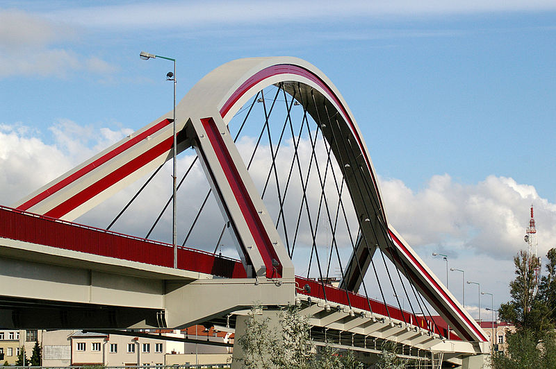 Я думаю, что это Остроленка), но и красный мост Мадалина, подвешенный над рекой Нарев, создает марку Остроленка