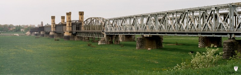 Построенный в 1851-1857 годах, он был в то время самым длинным автомобильно-железнодорожным мостом на континенте и значительным техническим достижением с использованием новейших инженерных решений XIX века