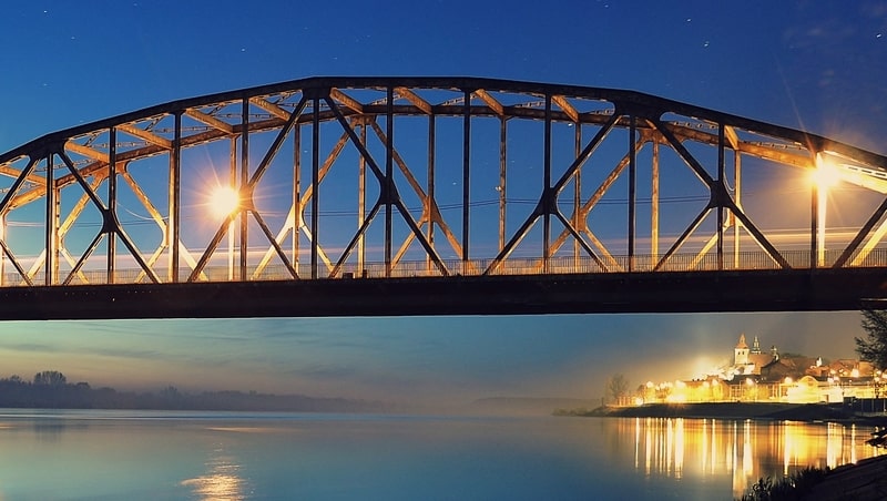 В дополнение к остаткам двух самых старых сооружений этого типа в Польше (начиная с тринадцатого века), посетители могут полюбоваться самым длинным железнодорожным мостом в стране