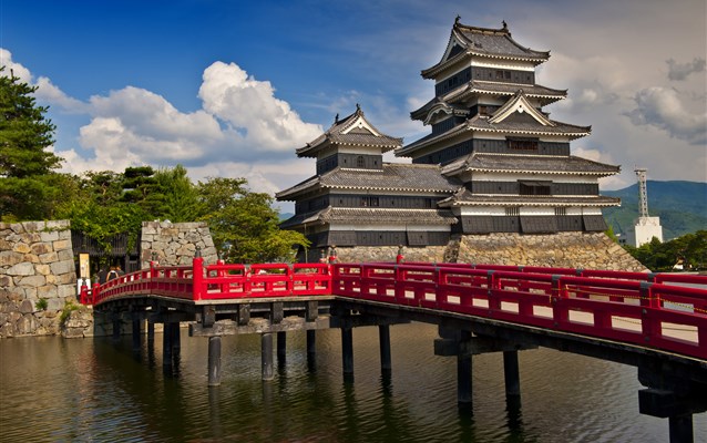 Из-за своего цвета, названного вороньим замком, он был построен в конце 16-го века, и сейчас это самый старый из существующих деревянных замков в Японии