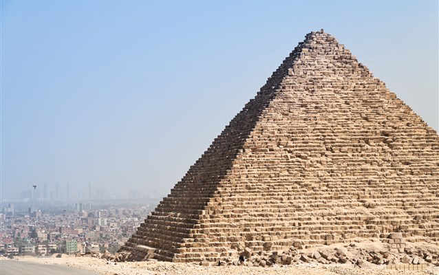 По оценкам, пирамида была построена около 2560 г