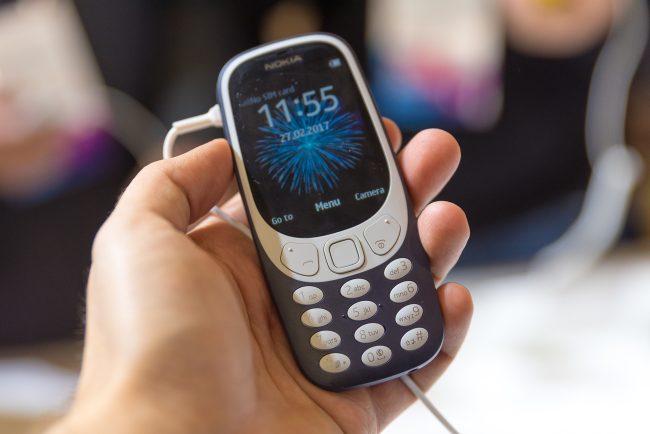 Между тем получается, что новый   Nokia 3310   он сделан из дешевого пластика, который скрипит под большим давлением пальцев